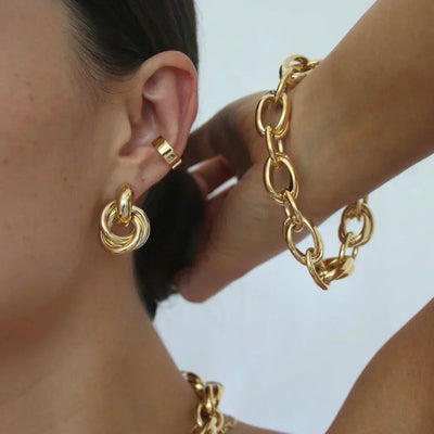 Pendientes entrelazados llamativos