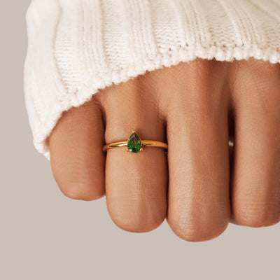 Anillo de gota con piedra de la suerte