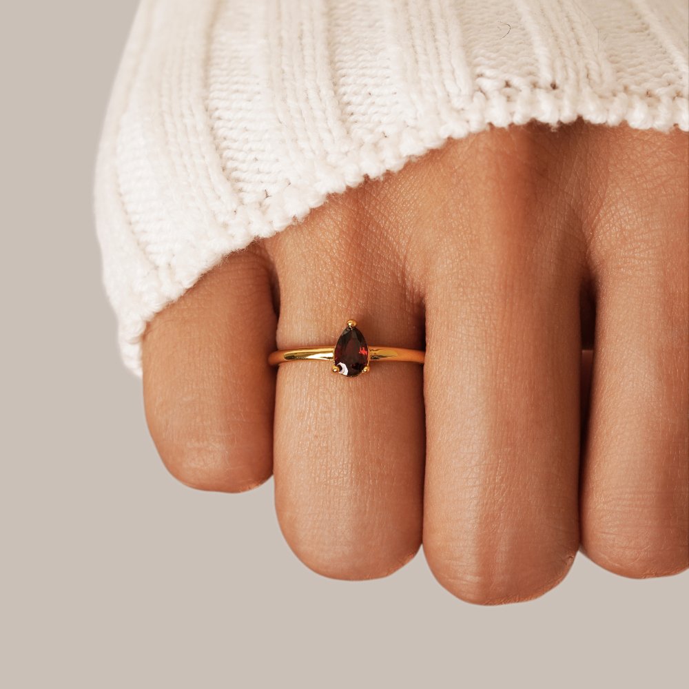 Anillo de gota con piedra de la suerte